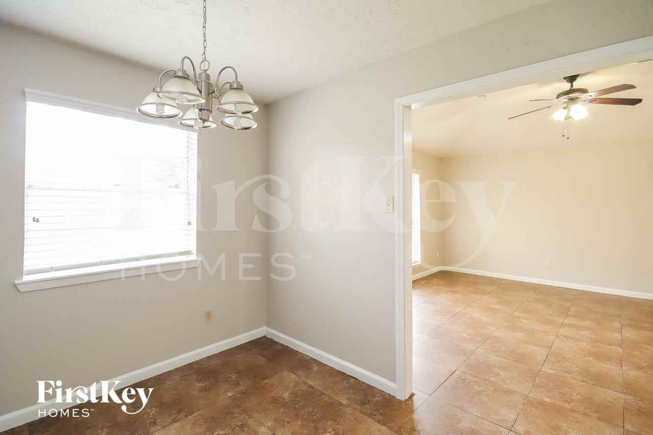 10411 Cedartowne Ln - Photo 5 of 16
