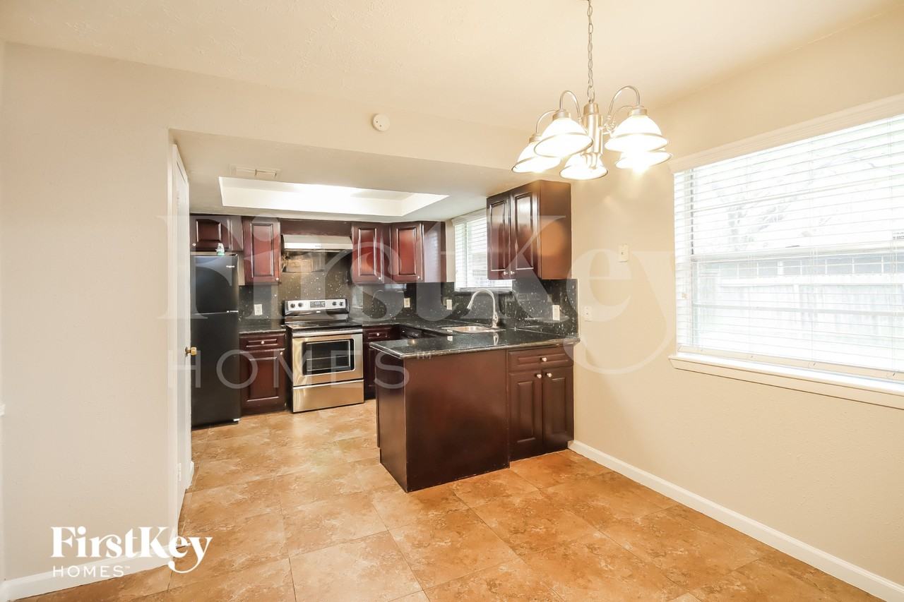 10411 Cedartowne Ln - Photo 6 of 16