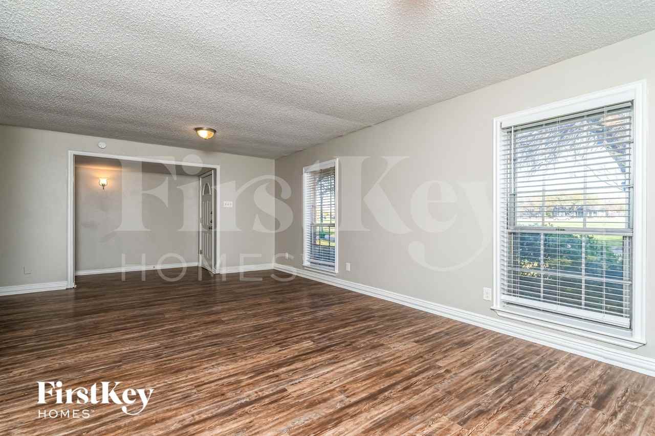 4913 Alta Oaks Ln - Photo 3 of 16