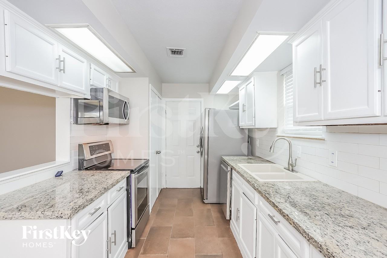 10819 Sagewind Dr - Photo 4 of 16