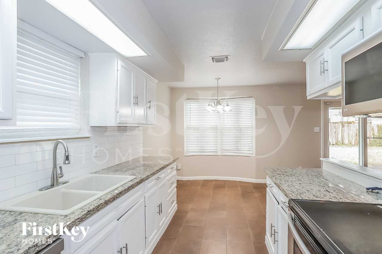 10819 Sagewind Dr - Photo 5 of 16
