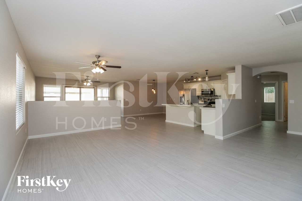 1130 E Oak Rd - Photo 2 of 15