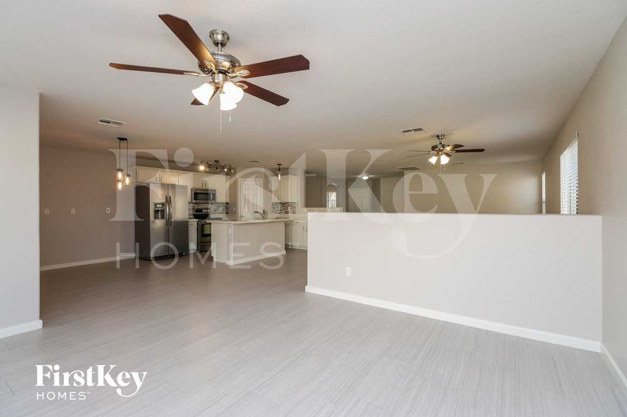 1130 E Oak Rd - Photo 3 of 15