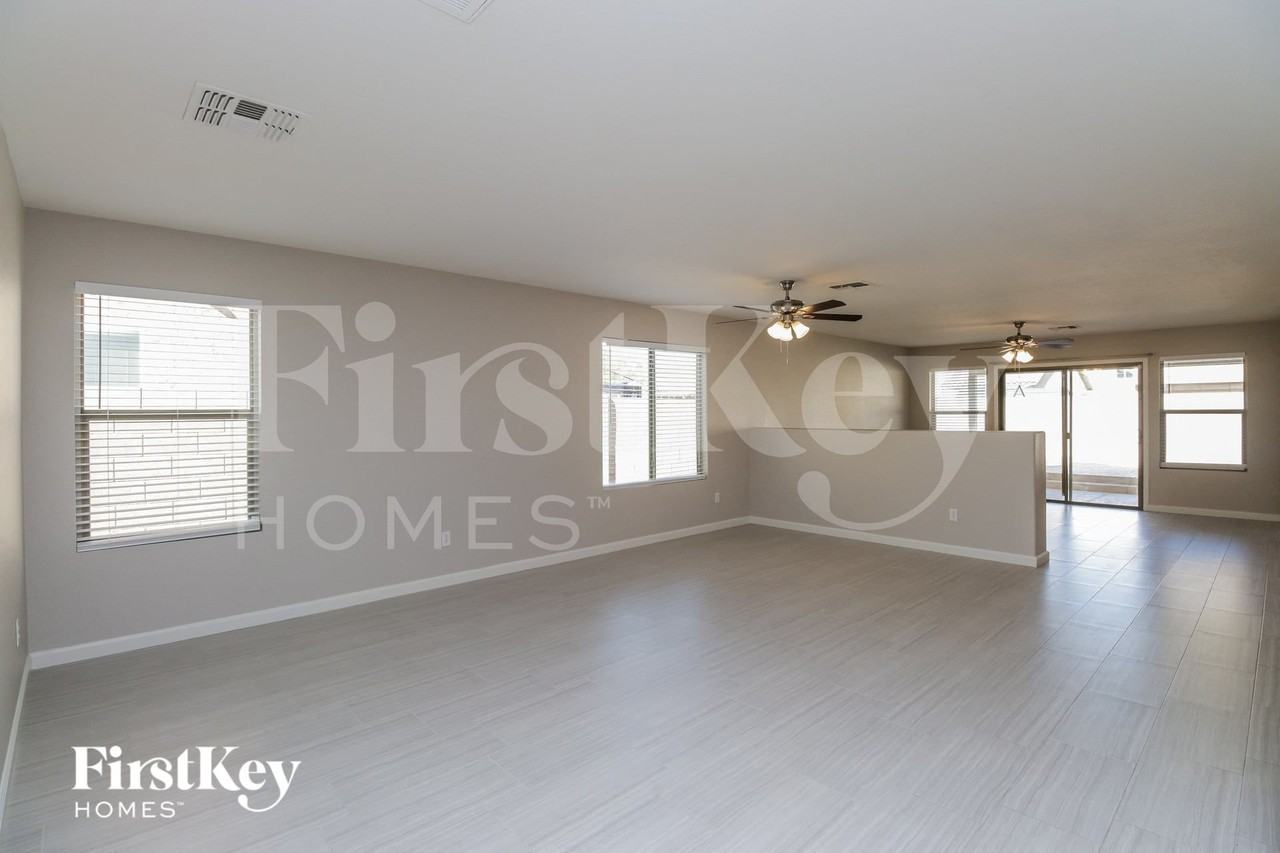 1130 E Oak Rd - Photo 4 of 15