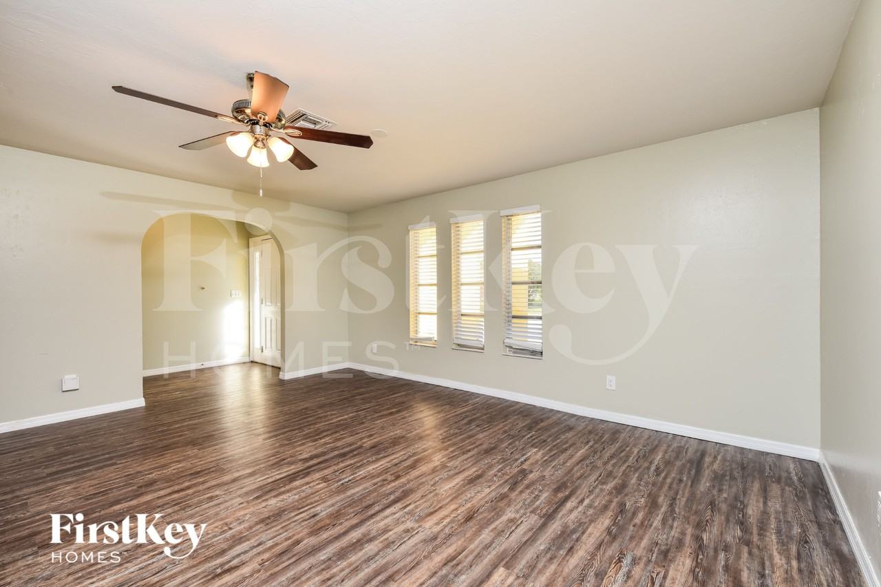 1431 Se 35th St - Photo 3 of 16