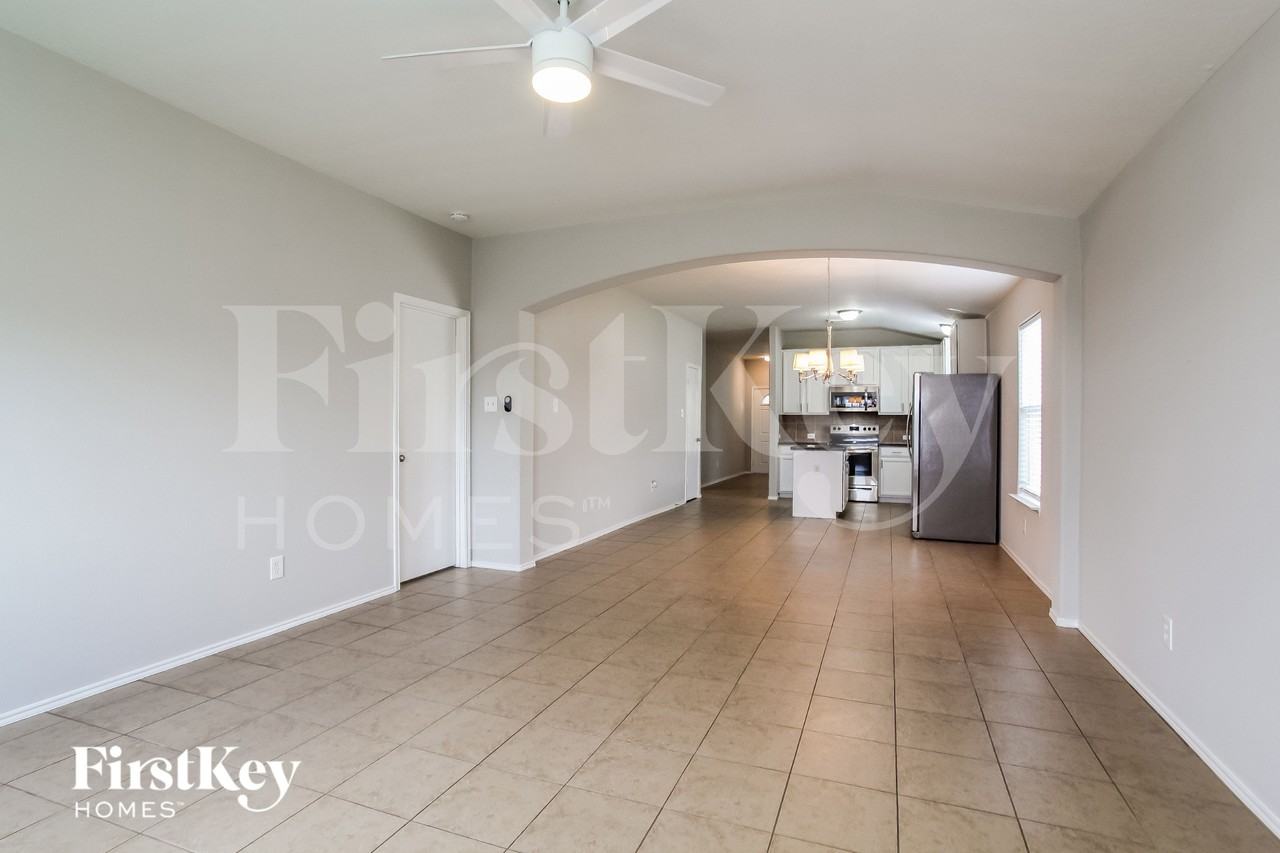 8110 Berkely Ct - Photo 5 of 16