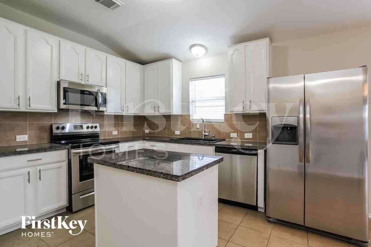 8110 Berkely Ct - Photo 6 of 16