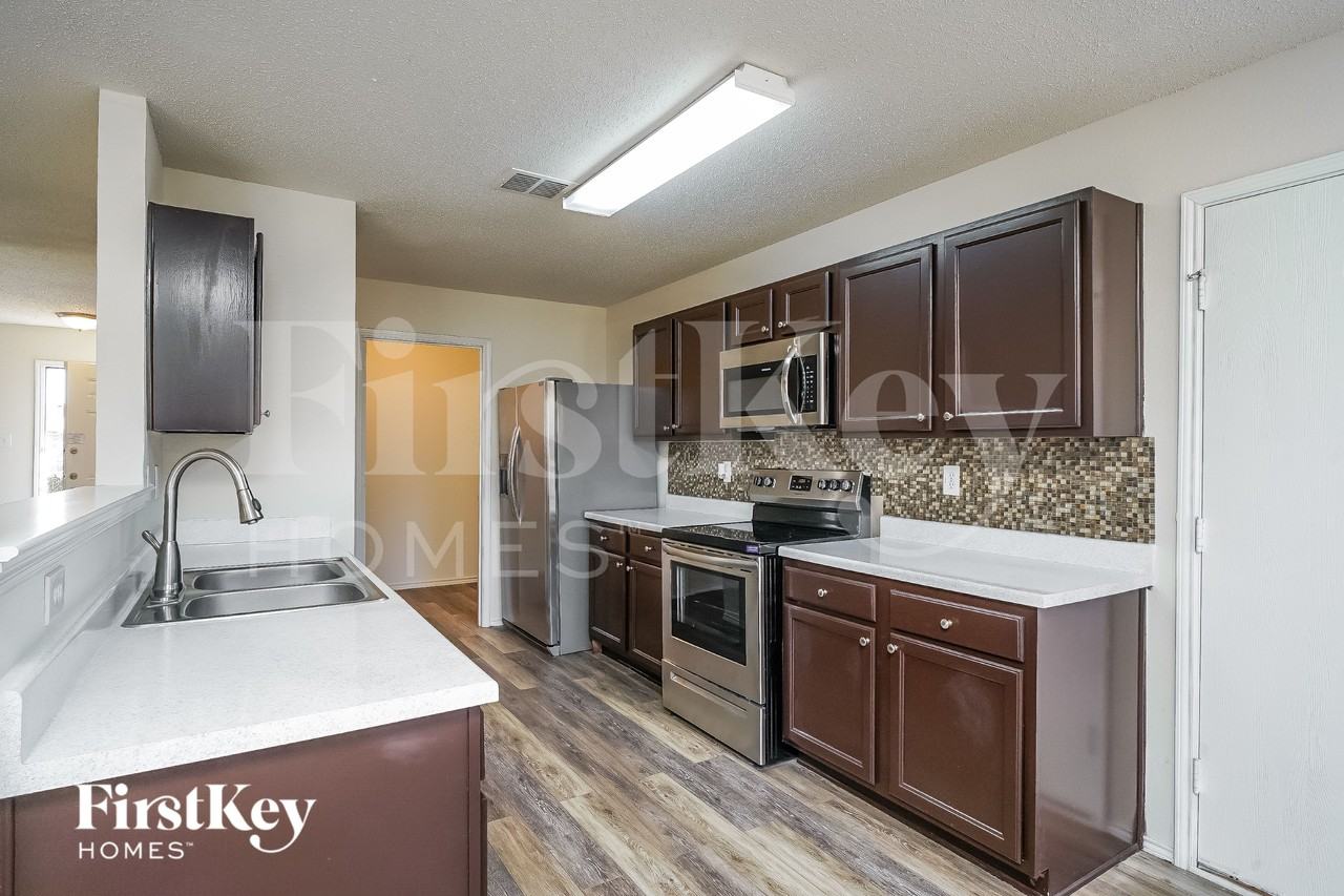 1464 Greenbrook Dr - Photo 5 of 16