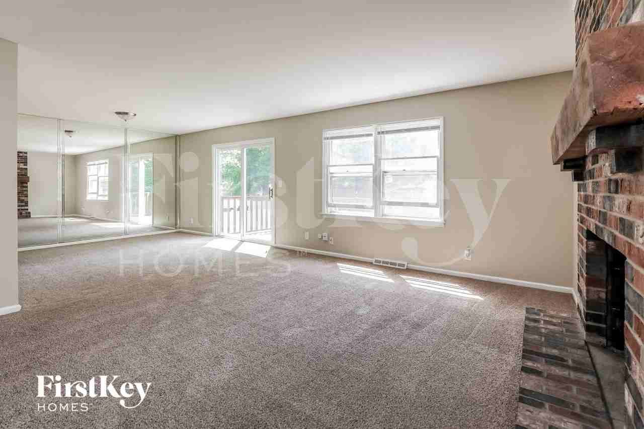 876 N Commonwealth Ave - Photo 3 of 15