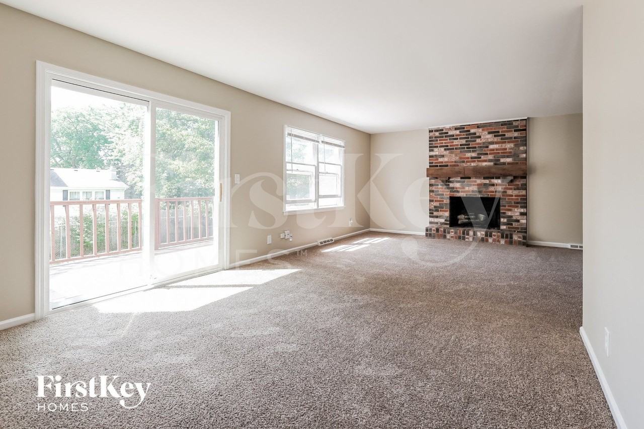 876 N Commonwealth Ave - Photo 4 of 15