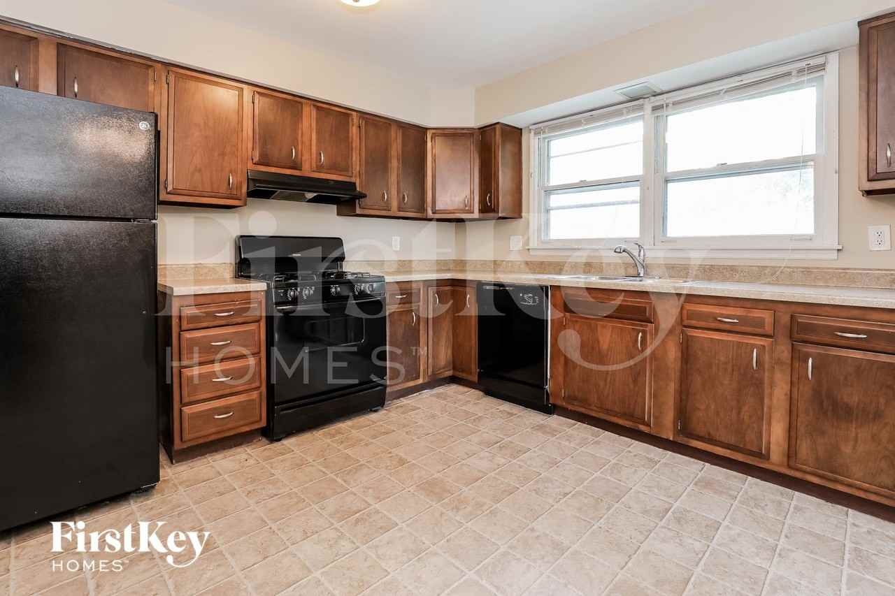876 N Commonwealth Ave - Photo 6 of 15