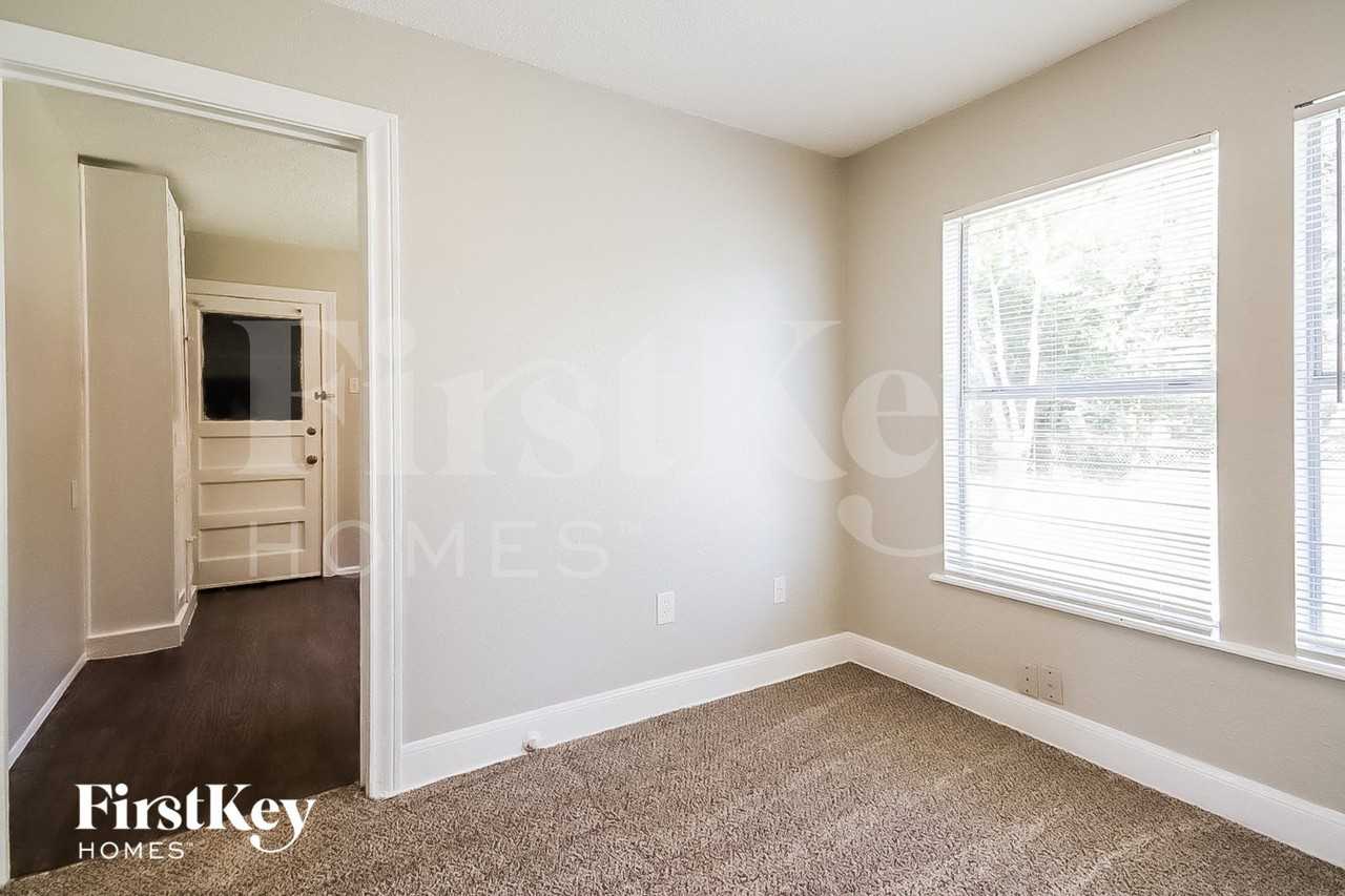 706 E Humble St - Photo 4 of 15