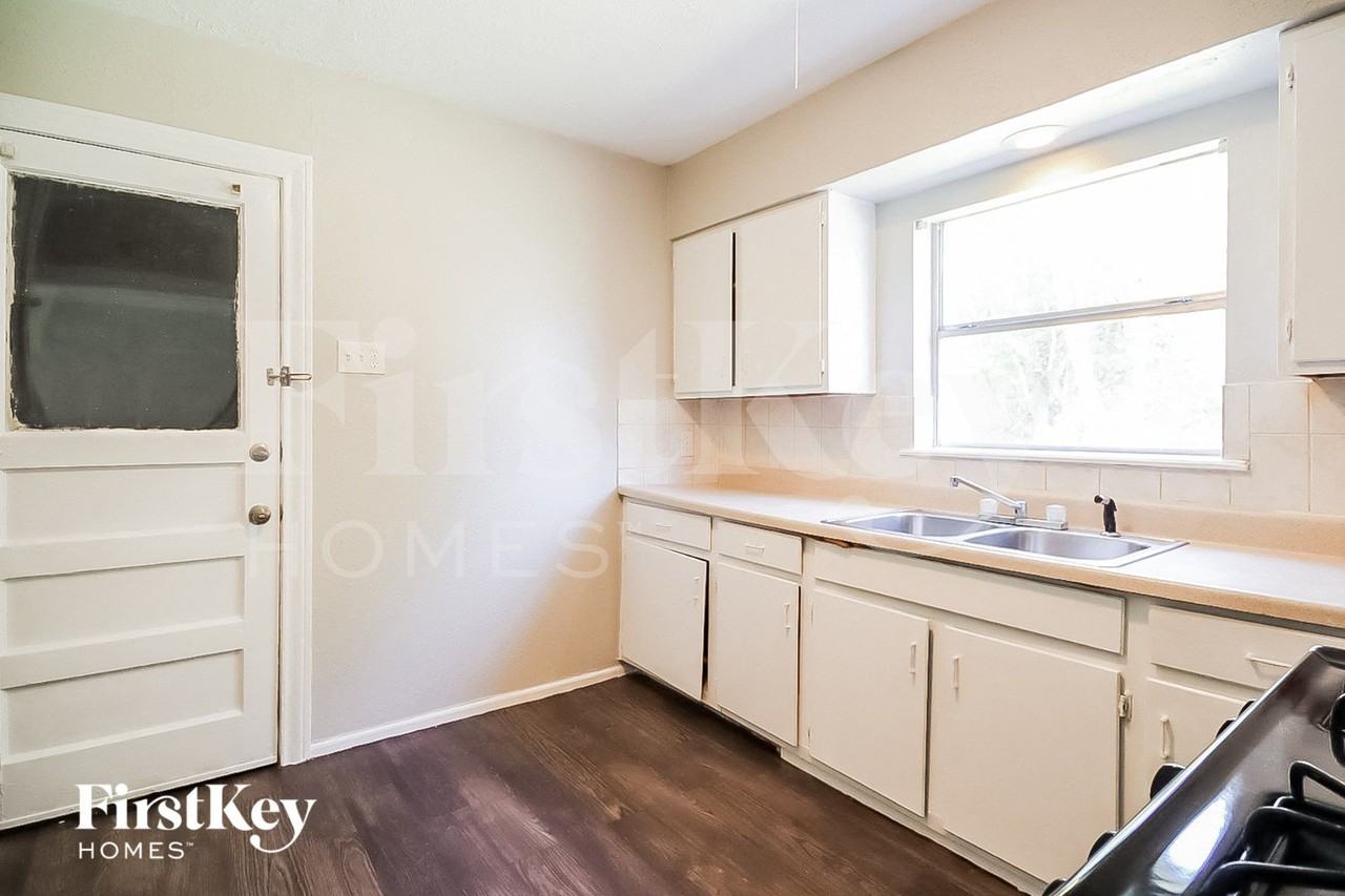 706 E Humble St - Photo 5 of 15