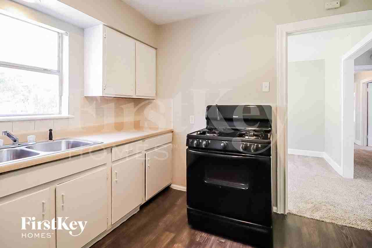 706 E Humble St - Photo 6 of 15
