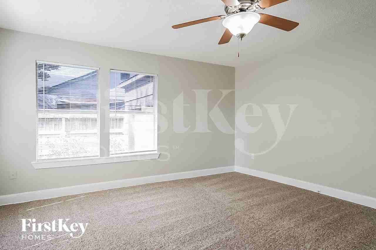 706 E Humble St - Photo 7 of 15