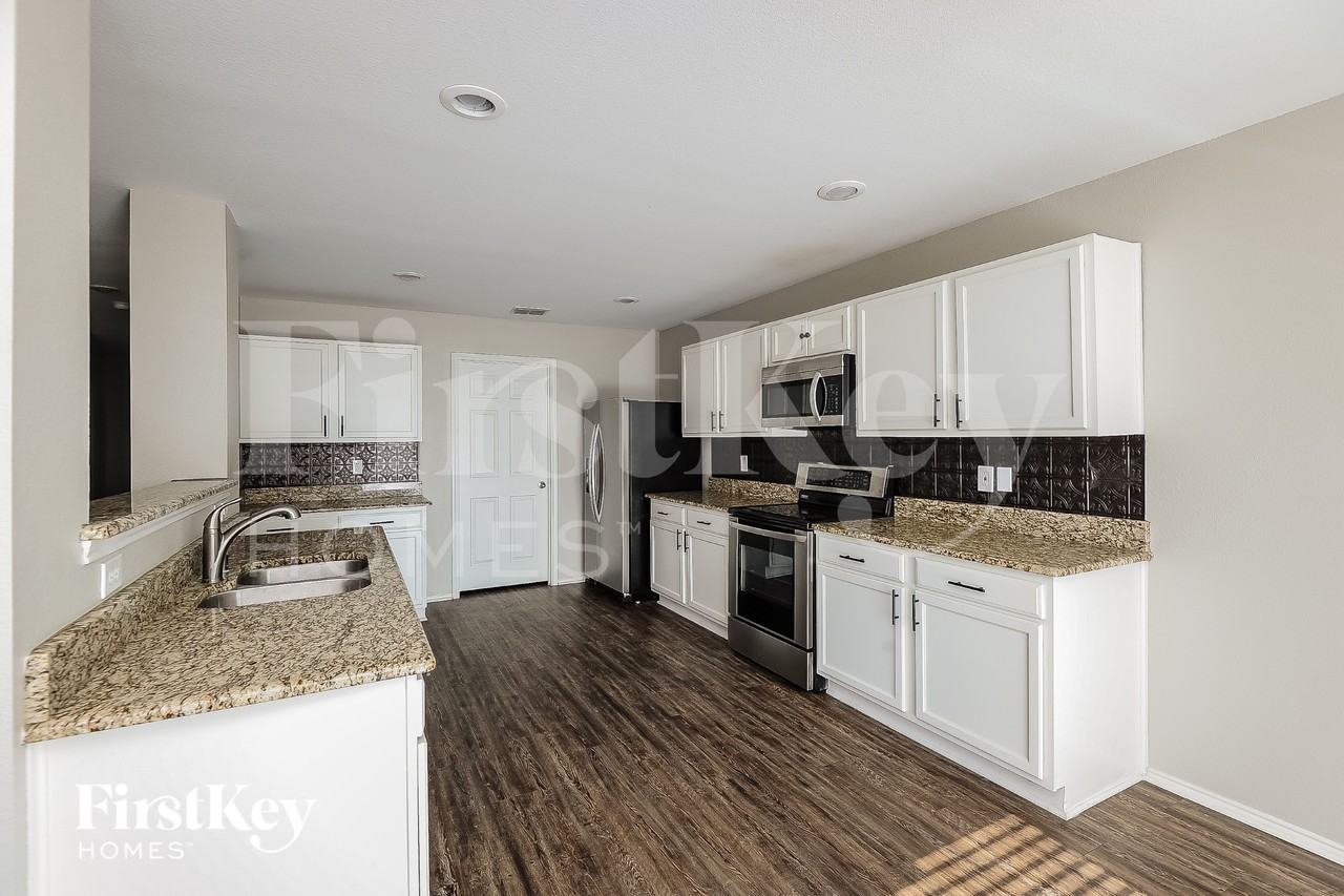 4516 Mountain Oak St - Photo 5 of 16