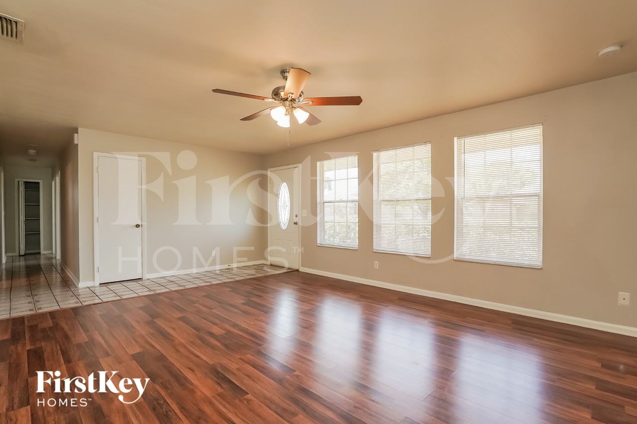 432 Sw 37th Ter - Photo 3 of 16