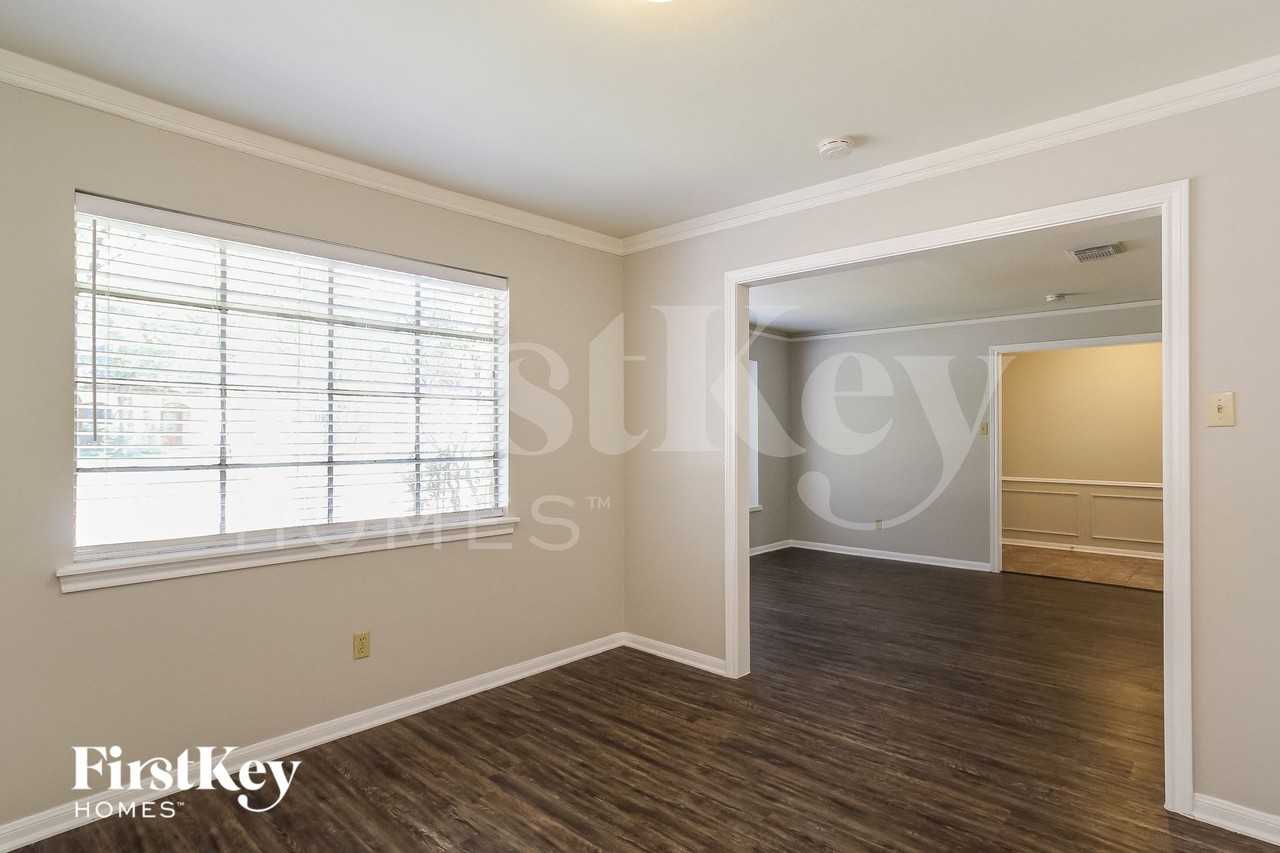 3811 Fernglade Dr - Photo 5 of 15