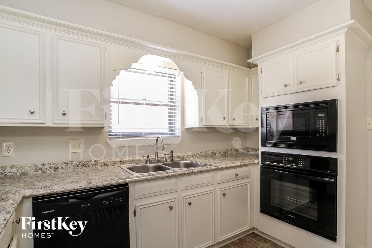 3811 Fernglade Dr - Photo 6 of 15