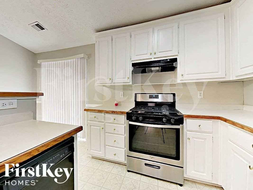 328 Kellys Walk - Photo 3 of 15