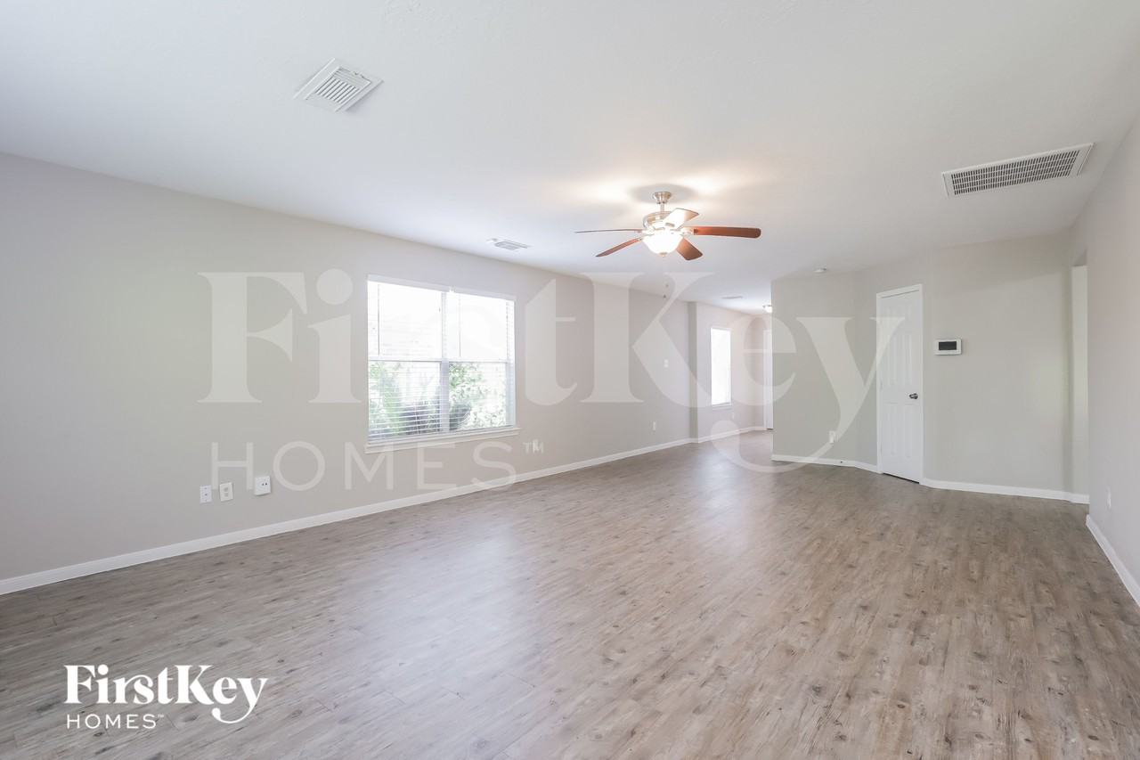 2911 Cypress Island Dr - Photo 3 of 16