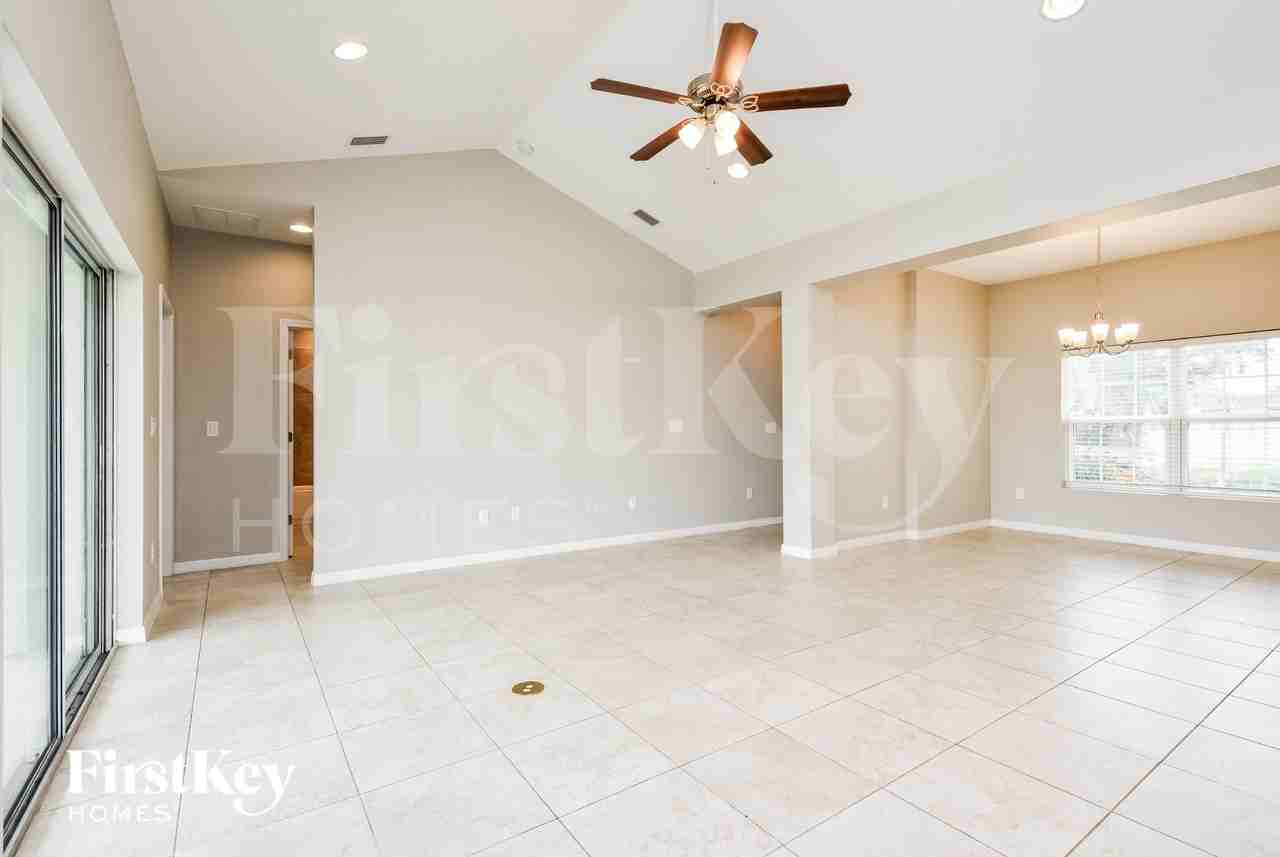 2466 Altoona Ave - Photo 4 of 16