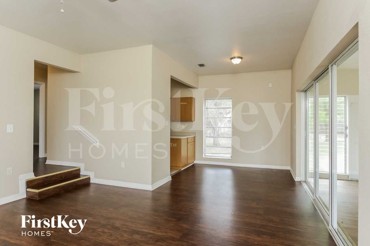 22363 Catherine Ave - Photo 4 of 16