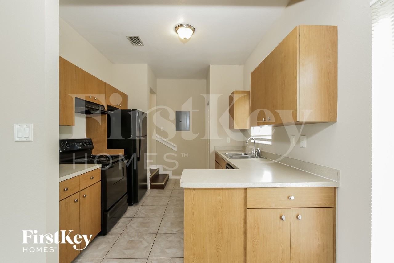 22363 Catherine Ave - Photo 5 of 16