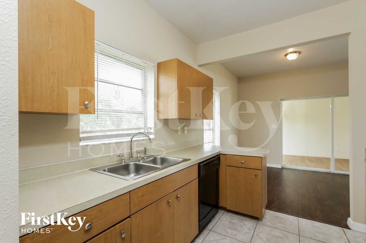 22363 Catherine Ave - Photo 6 of 16