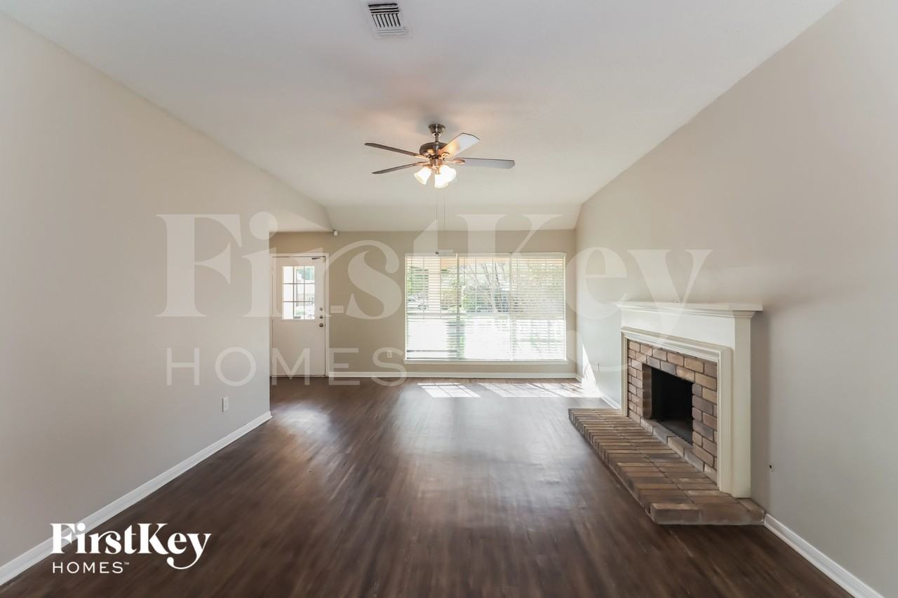 21219 Park Bluff Dr - Photo 3 of 16