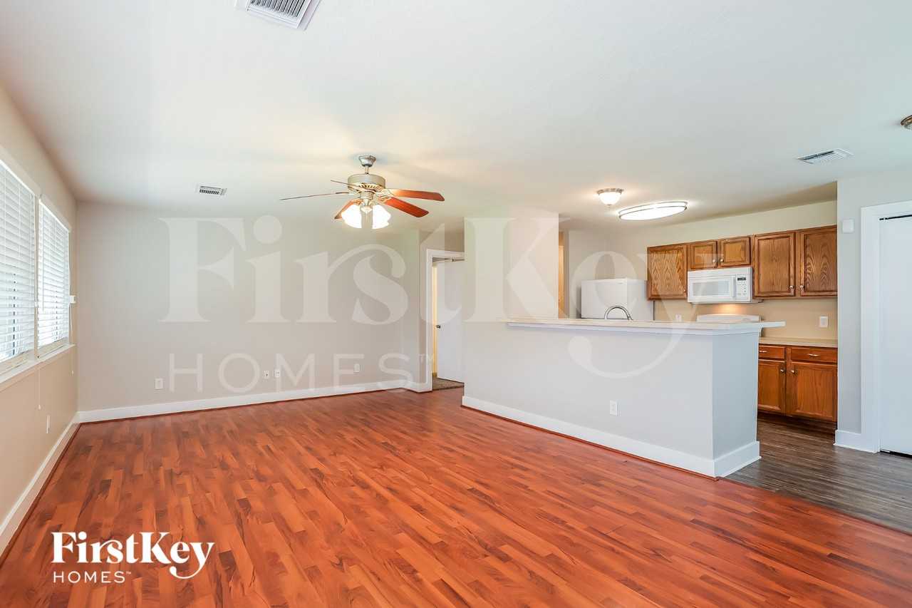 19943 Crested Hill Ln - Photo 7 of 17