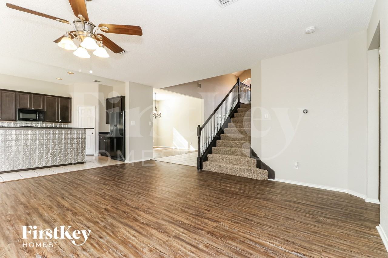 1910 Winter Park Dr - Photo 4 of 16