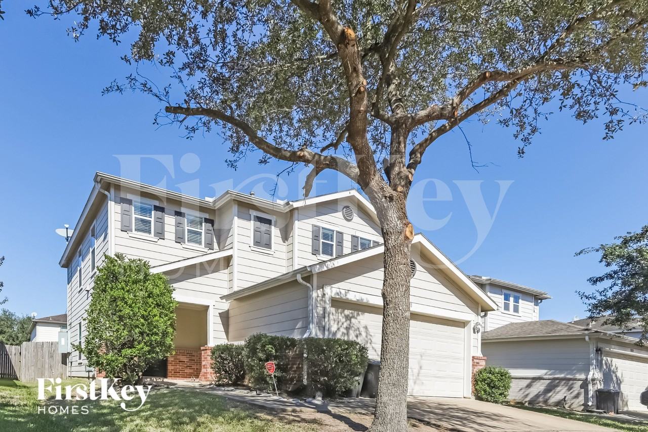 18218 Temple Hill Ln - Photo 2 of 16