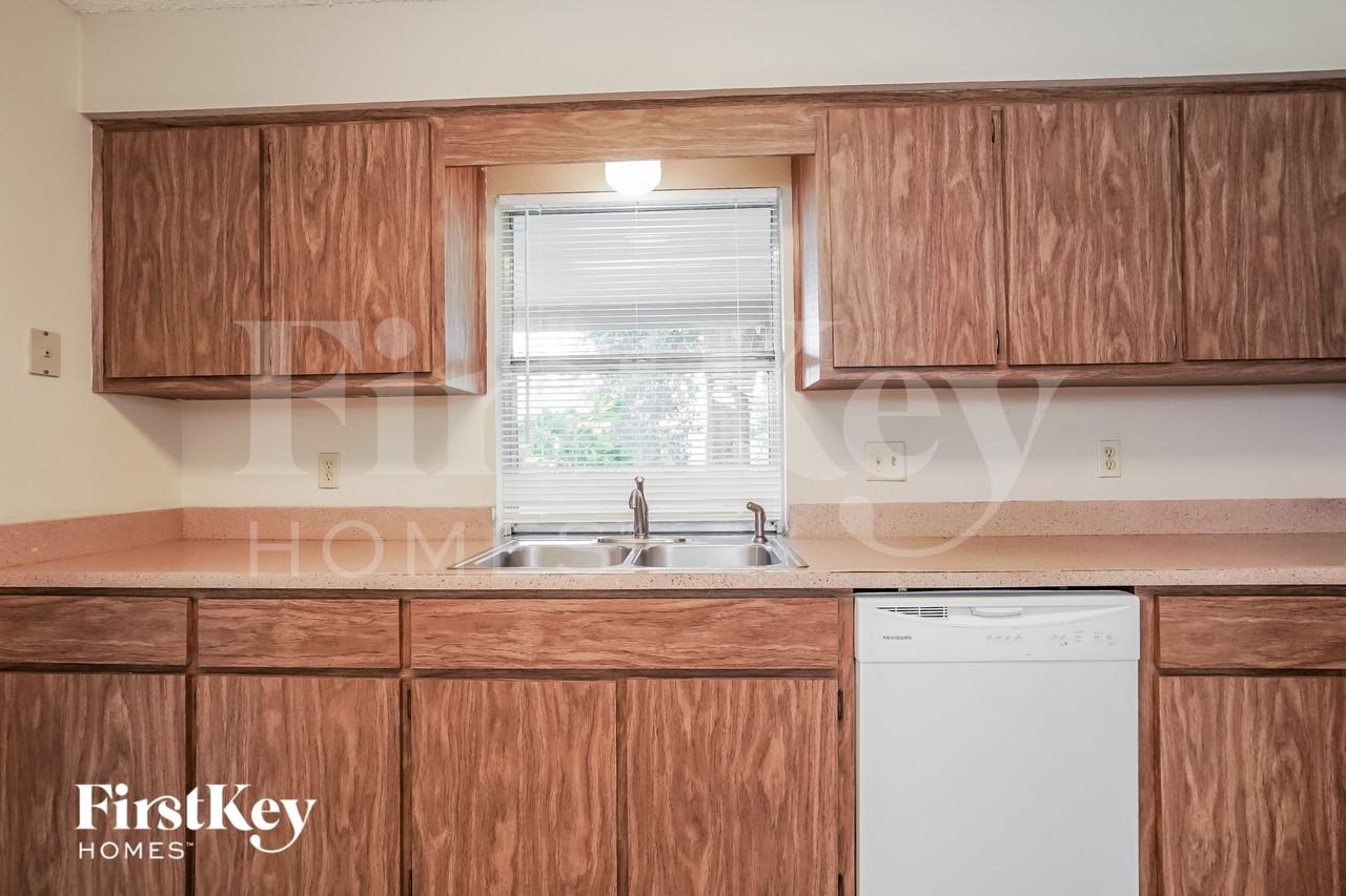 18125 Hilda Dr - Photo 6 of 16