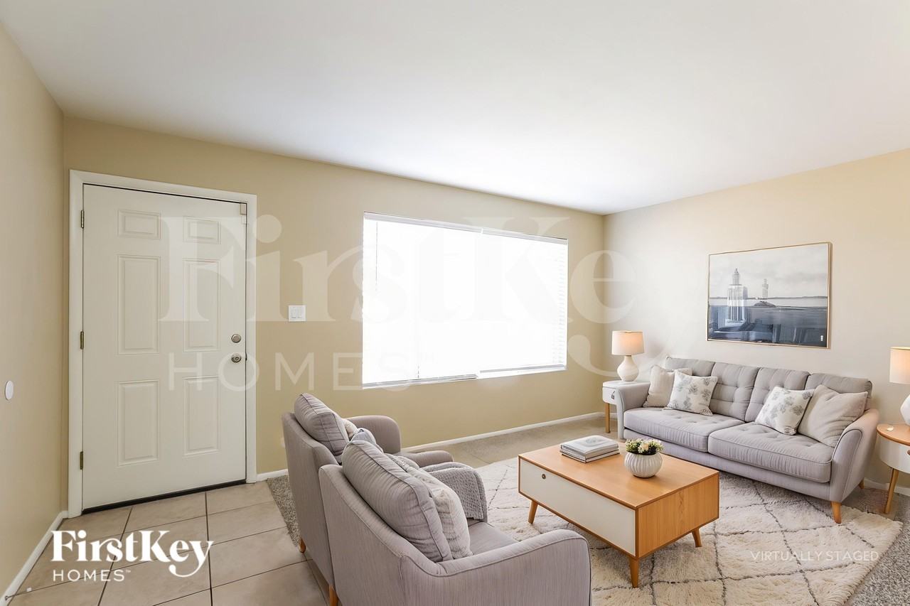 1633 W Charleston Ave - Photo 4 of 18