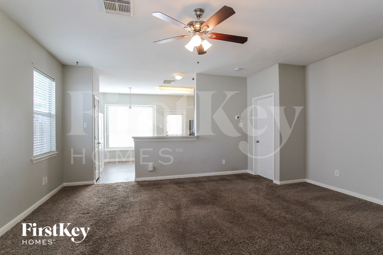 12911 Pine Meadows St - Photo 3 of 16