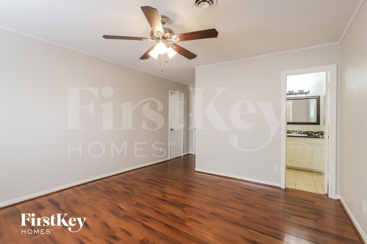12115 Hillcroft Ave - Photo 3 of 16