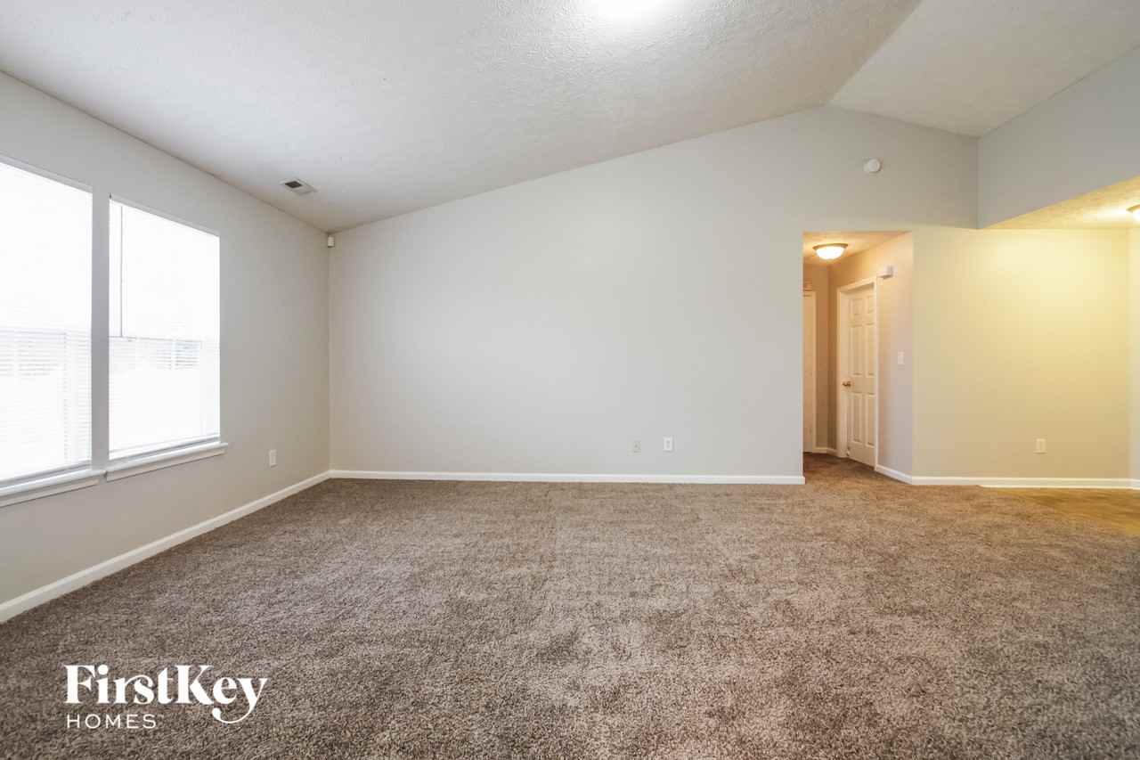 11638 Lone Pine Cir - Photo 4 of 15