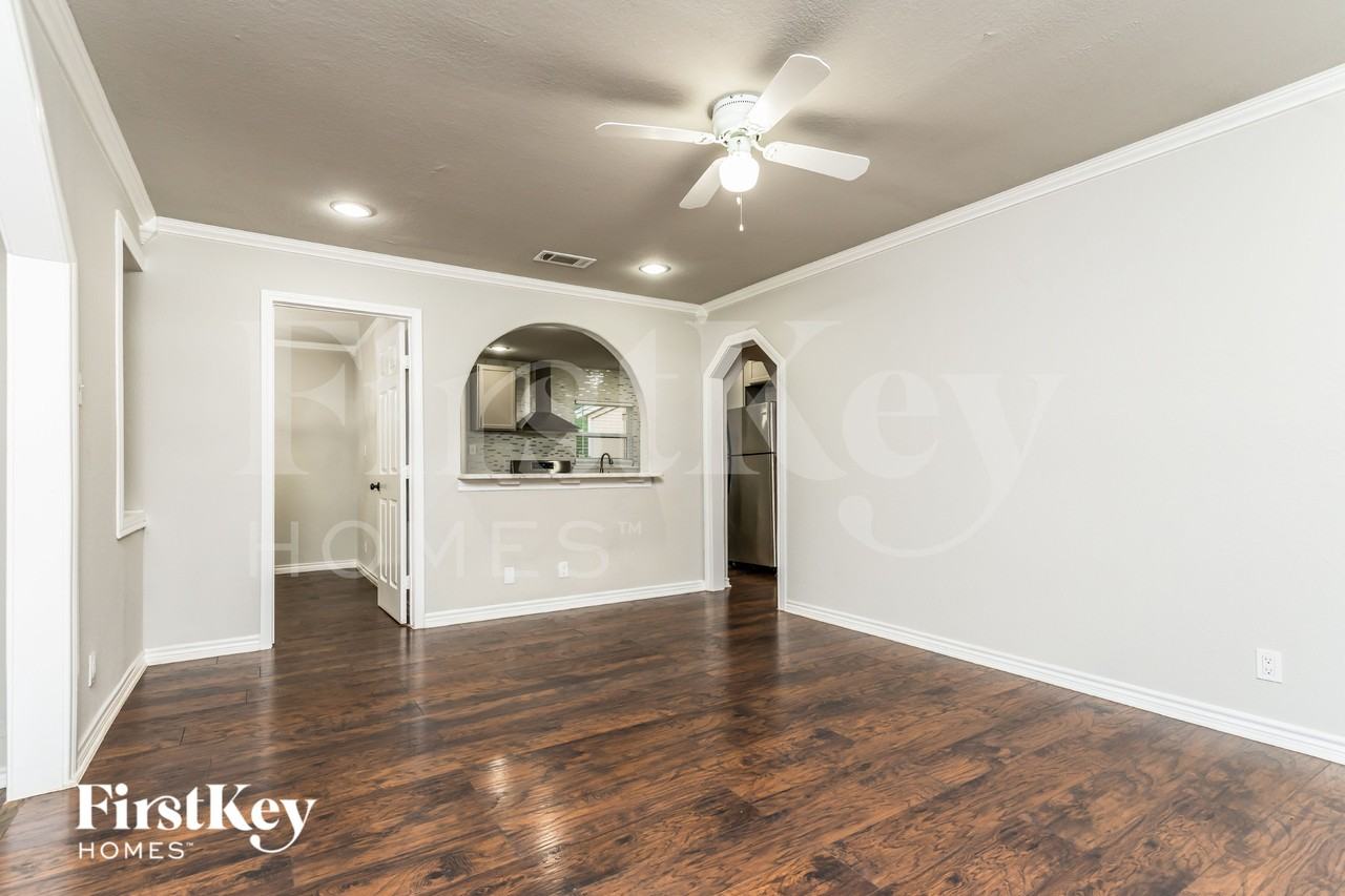11517 Fernald Ave - Photo 4 of 16