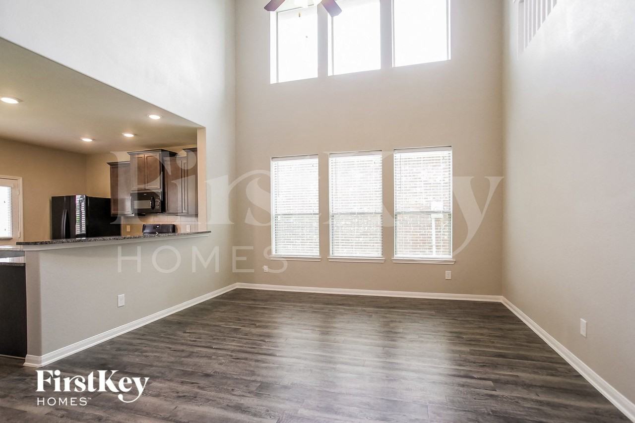 103 Crown Point Ct - Photo 3 of 15