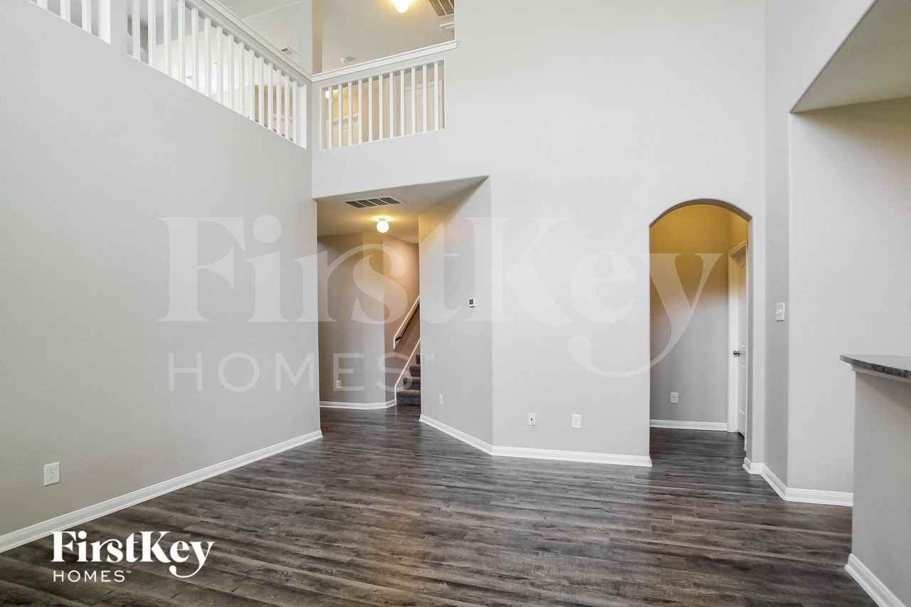 103 Crown Point Ct - Photo 4 of 15
