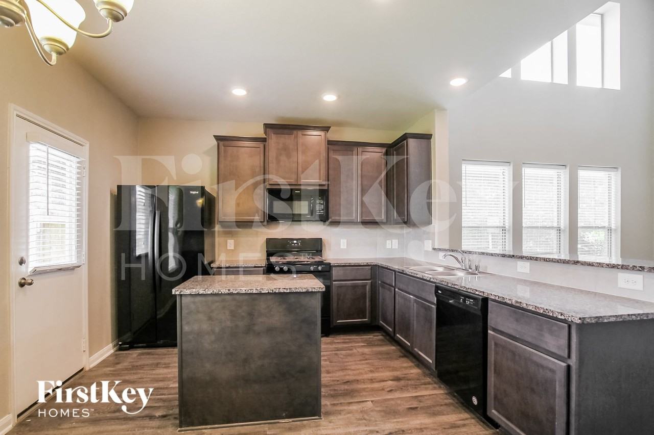 103 Crown Point Ct - Photo 5 of 15