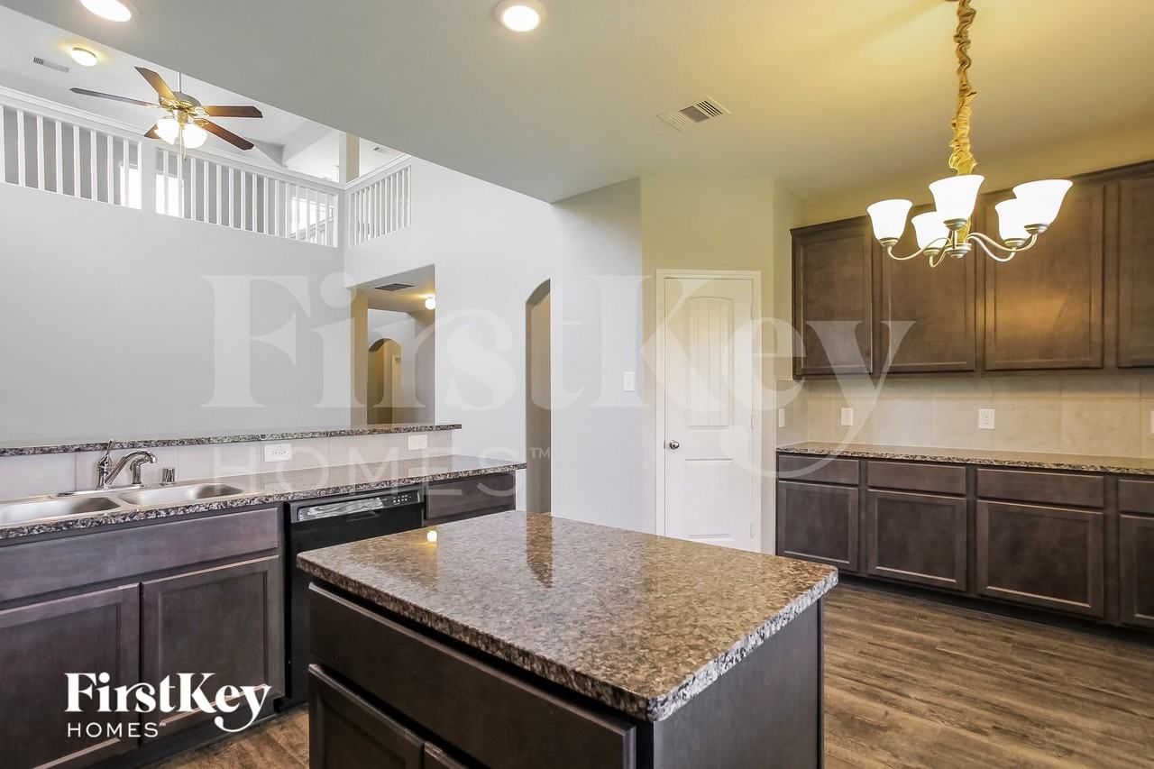 103 Crown Point Ct - Photo 6 of 15