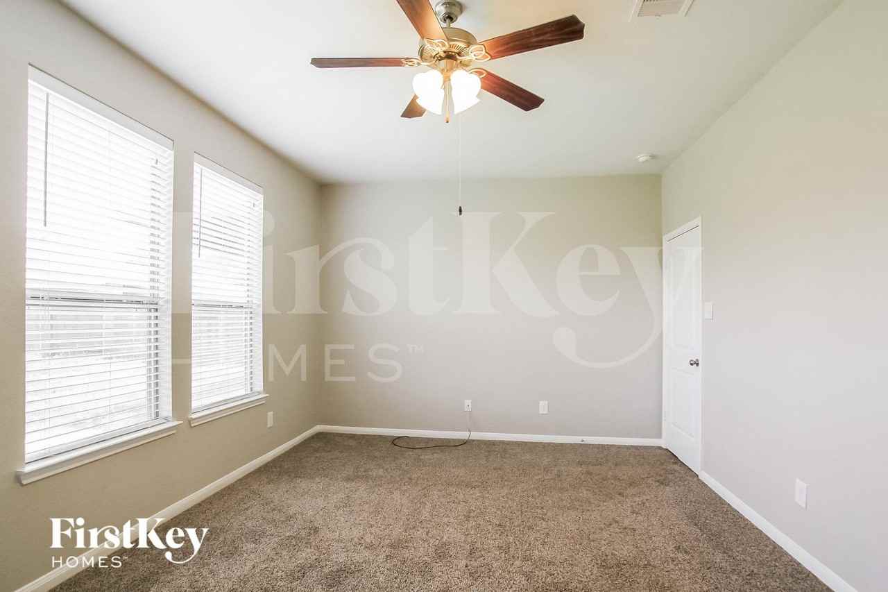 103 Crown Point Ct - Photo 7 of 15