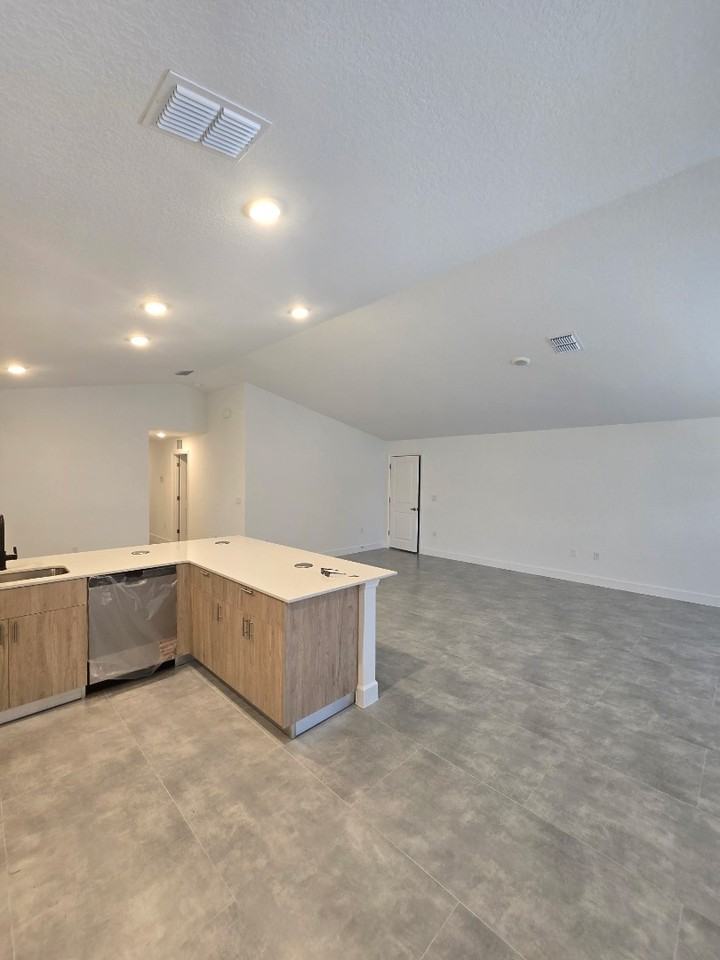 1660 Lizette St Se - Photo 7 of 29