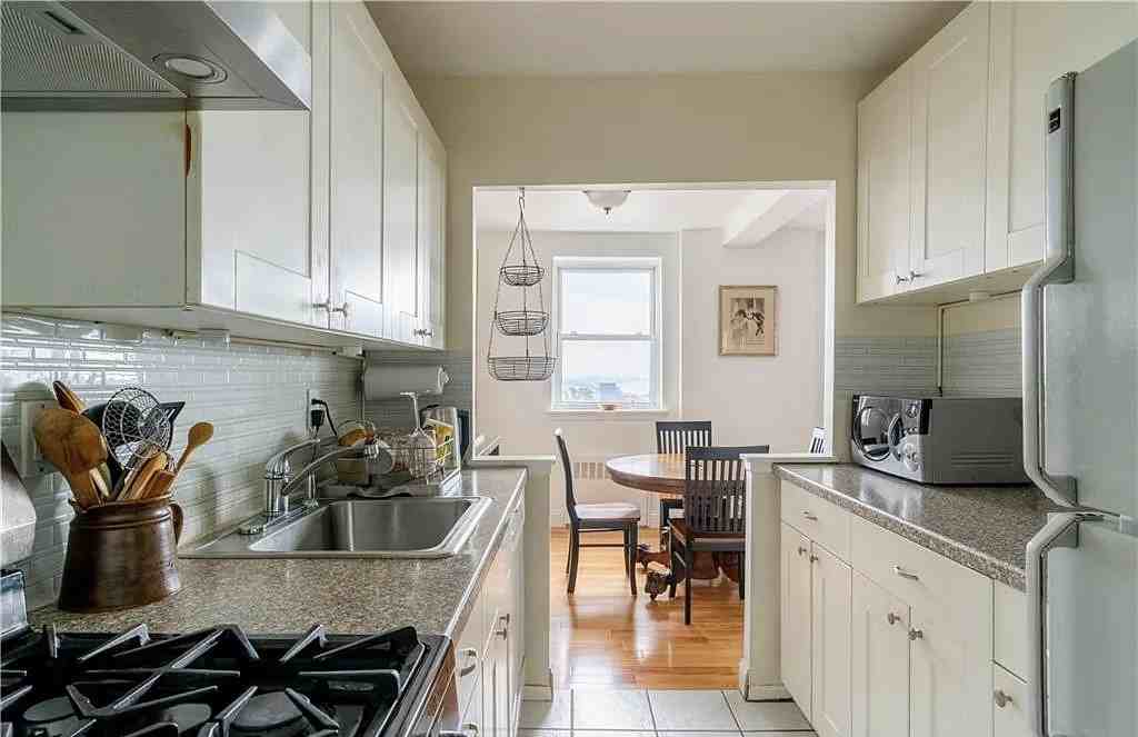 377 N Broadway #606 - Photo 4 of 10