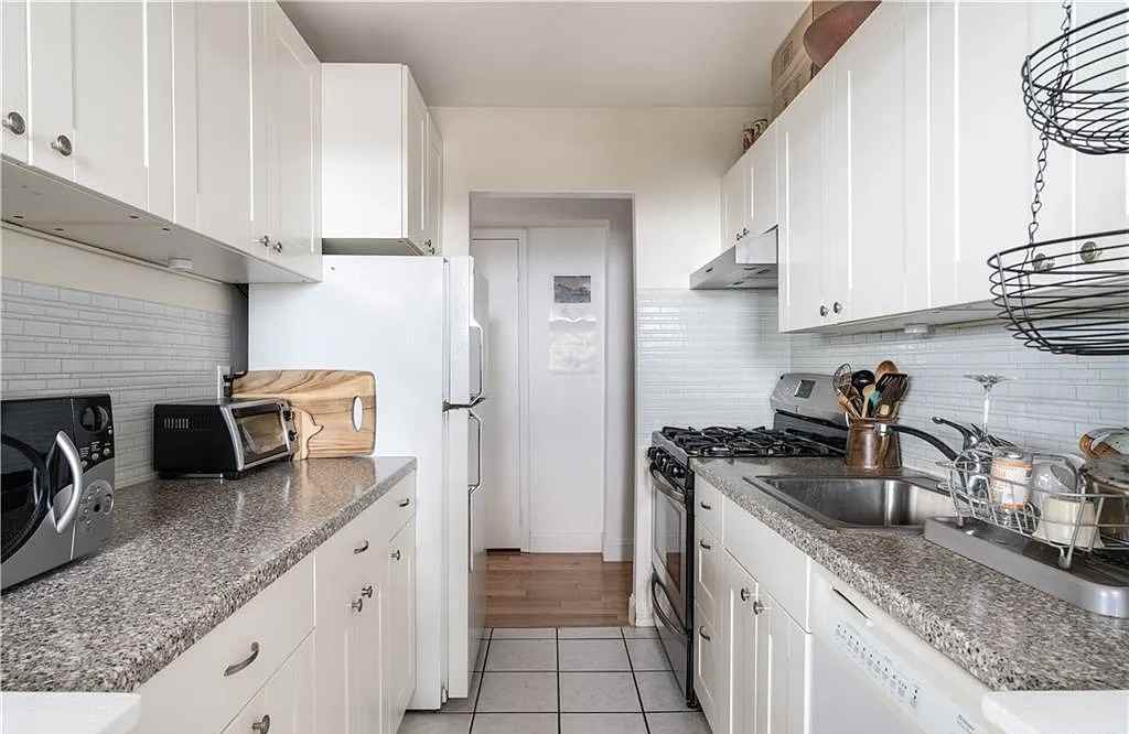 377 N Broadway #606 - Photo 5 of 10