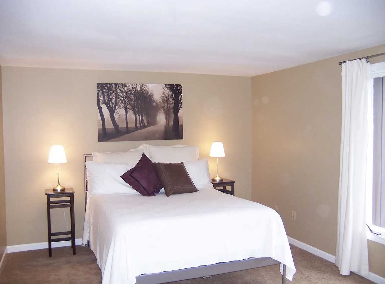 135 Charter Oaks Dr #4 - Photo 3 of 6