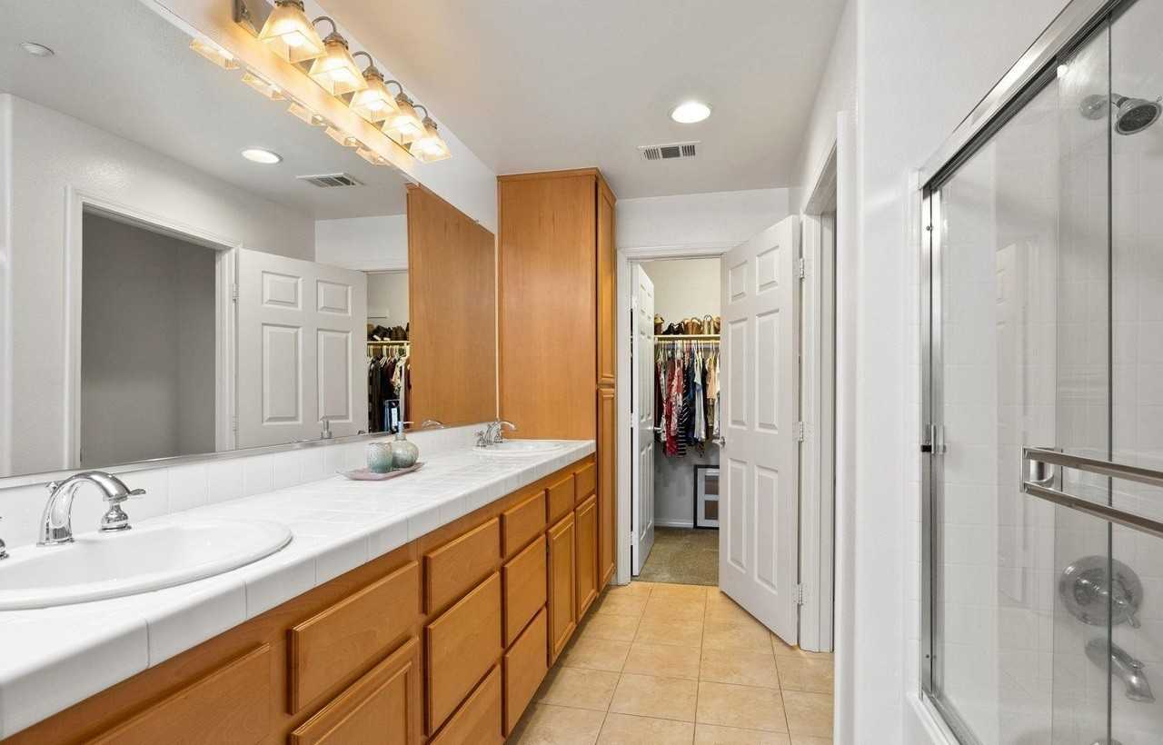 291 Riverdale Ct - Photo 3 of 8