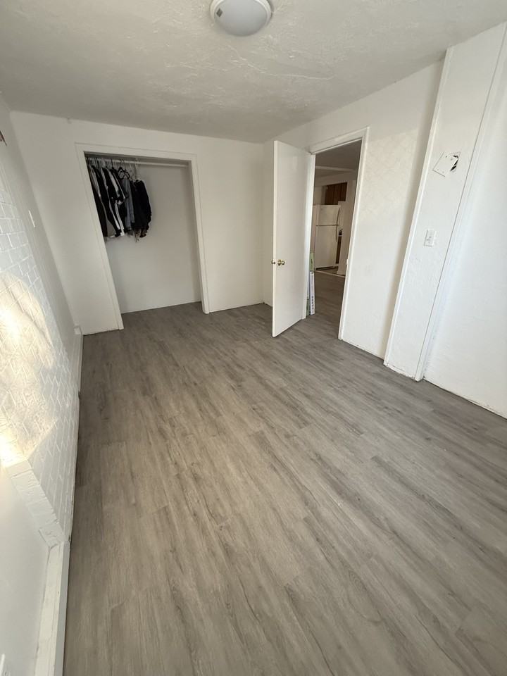 617 N Park St #B - Photo 3 of 7